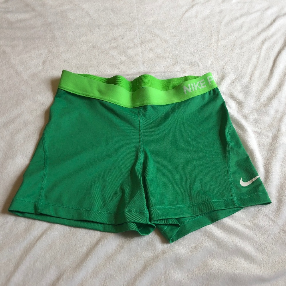 Women's Nike Shorts - EUC